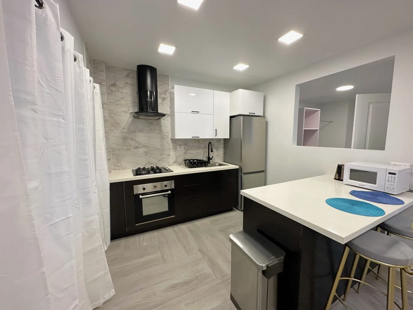 Luxe Apartments – 4E — photograph 3